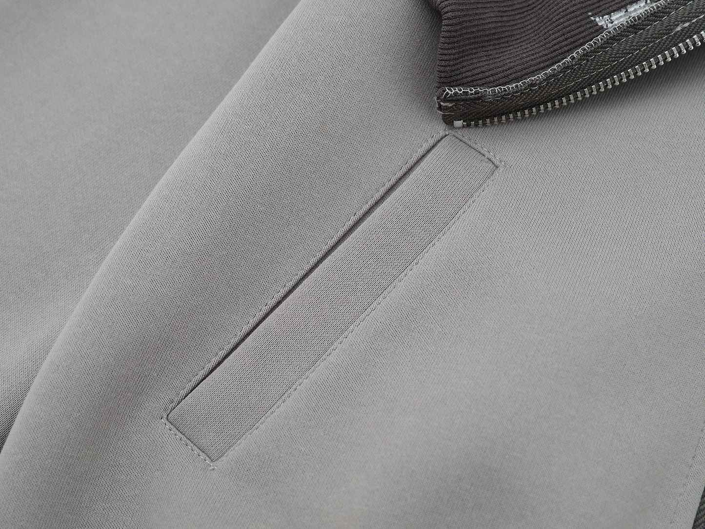 クロスプリントオフショルダージップアップスウェット/cm0047