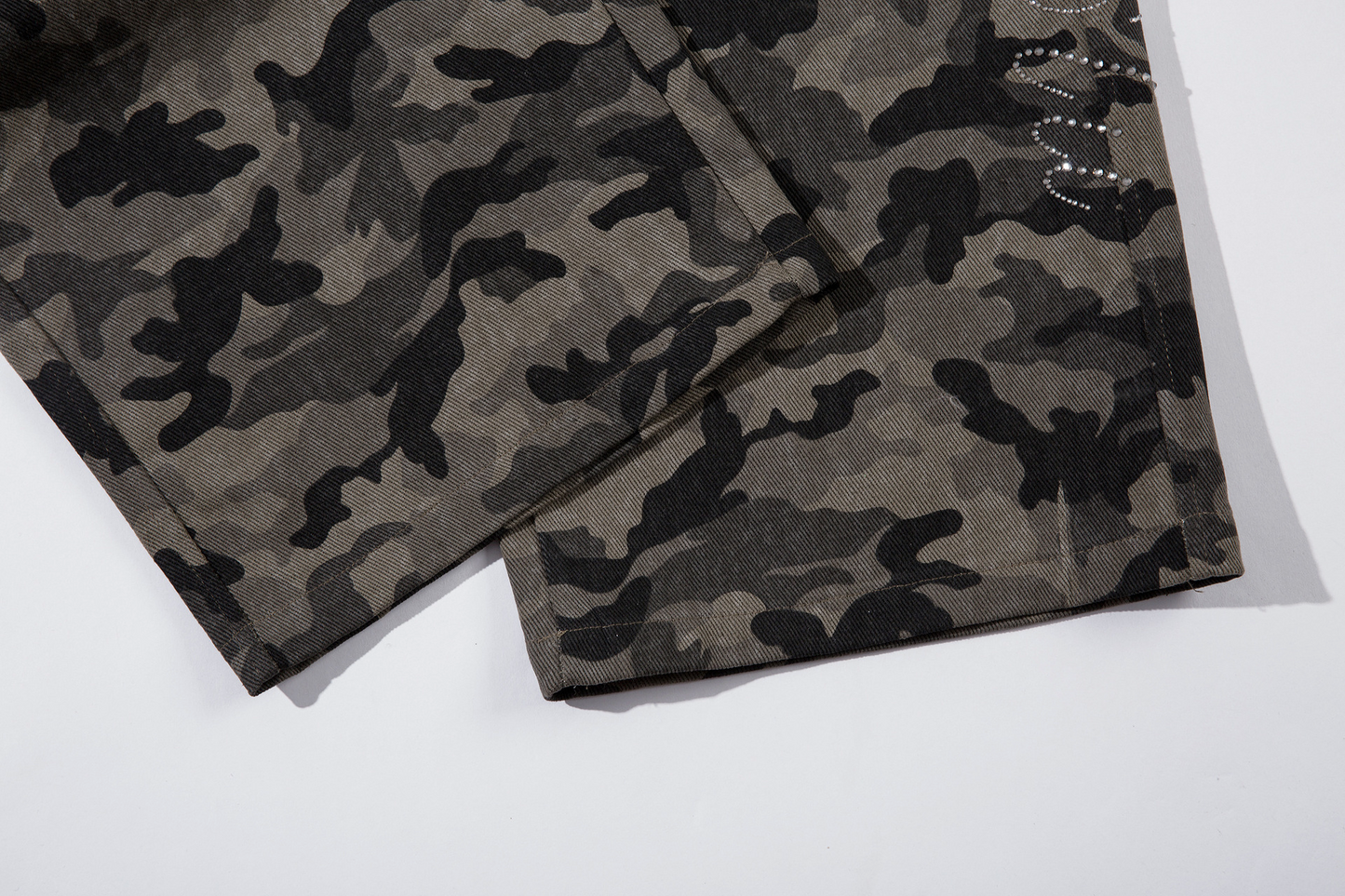 カモフラ柄ビジューアルファベットデザインデニムパンツ/cm0091