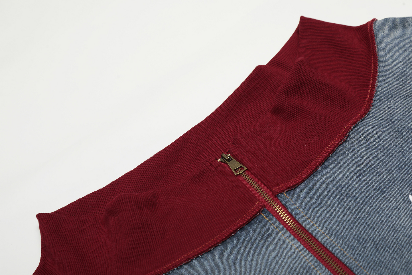 オフショルダー刺繡ワンポイントロゴデジップアップトップス/cm0003